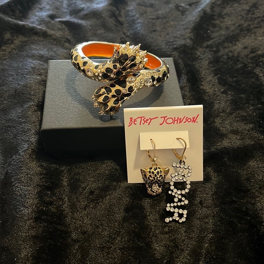 NWT Betsey Johnson Roar earrings with Leopard crystals